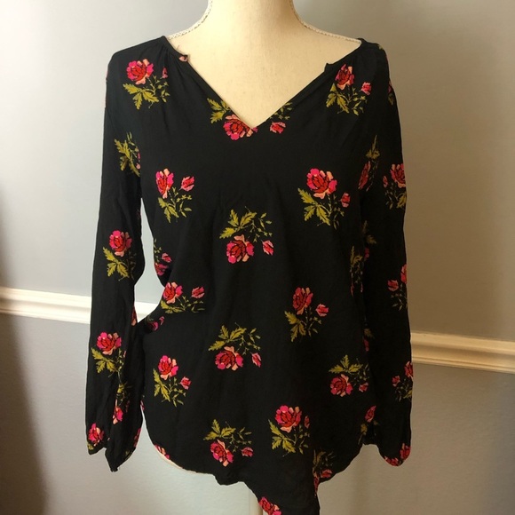 🌸 3/$15 Black floral Rayon Top - Picture 1 of 8